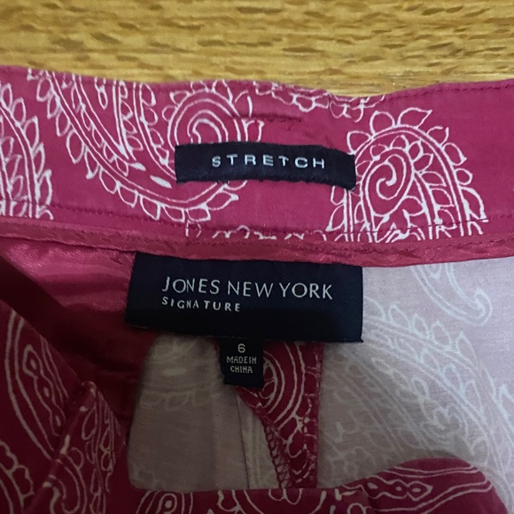 Jones New York Signature Pink Paisley Shorts - Picture 2 of 3